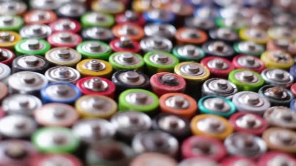 AA and AAA rechargeable batteries are used. Close-up — Vídeo de Stock