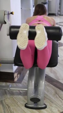 Spor salonunda güzel vücutlu bir kız. Spor yaşam tarzı konsepti. Profesyonel atlet. 