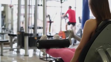 Spor salonunda güzel vücutlu bir kız. Spor yaşam tarzı konsepti. Profesyonel atlet. 