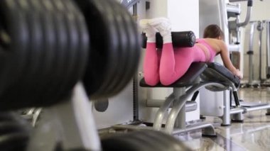 Güzel fitness kızı spor salonunda spor yapıyor. Güzel atletik vücudu olan bir kadın