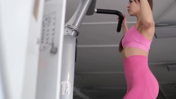 Young stylish girl with a beautiful sexy body trains in the gym — Wideo stockowe
