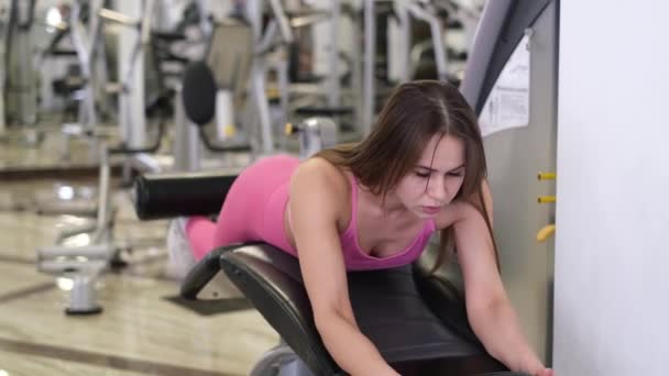 Beautiful fitness girl having a sports workout in the gym. Woman with beautiful athletic body — Wideo stockowe