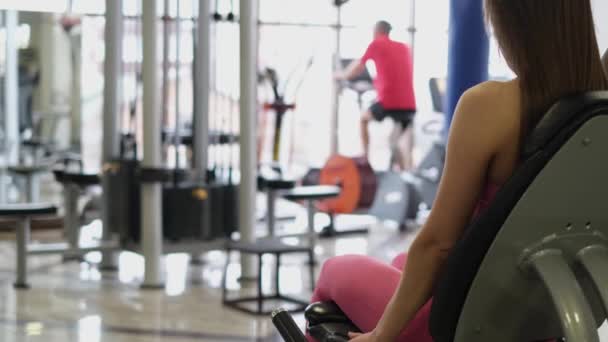 La mujer entrena los músculos de las piernas en el gimnasio. Estilo de vida deportivo — Vídeos de Stock