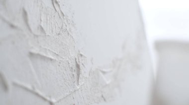 Genç yetenekli ressam büyük beyaz bir tuvale resim yapar, renkli bir tablo yaratır.