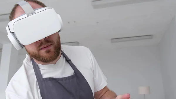 O artista trabalha no estúdio com óculos de realidade virtual. Arte moderna em óculos 3D — Fotografia de Stock