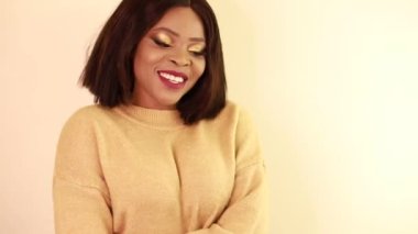 Genç bir Afrikalı Amerikalı kadın Selfie 'lere gülümsüyor. Bir kız sosyal ağlar için akıllı telefon kullanıyor.