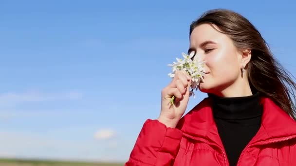 Dziewczyna gospodarstwa kwiaty i uśmiech do aparatu wiosna kwiaty — Wideo stockowe
