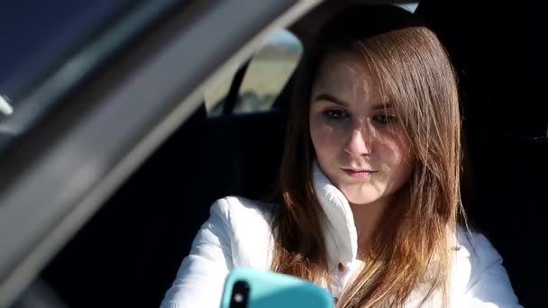 Jovem mulher desenha lábios no carro, desenhar os lábios contorno — Vídeo de Stock