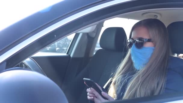 Koronavirüs salgını sırasında koruyucu maske ve gözlük kullanıyor. — Stok video
