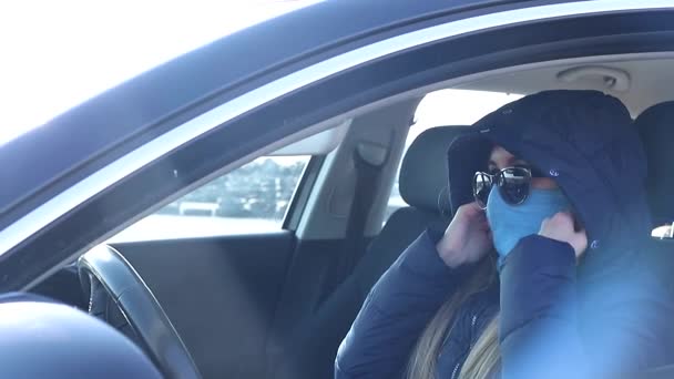 Používá ochrannou masku a ochranné brýle během epidemie koronaviru — Stock video