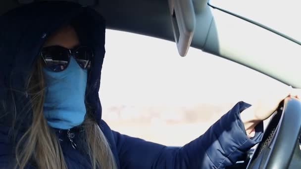 Používá ochrannou masku a ochranné brýle během epidemie koronaviru — Stock video