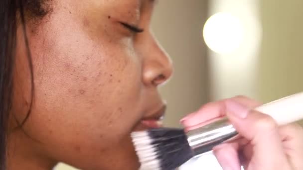 Beautiful African American girl doing face makeup — Vídeos de Stock