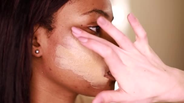 Mooi Afrikaans Amerikaans meisje doen gezicht make-up — Stockvideo