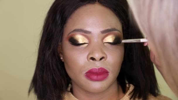 Hermosa chica afroamericana haciendo maquillaje facial — Vídeo de stock