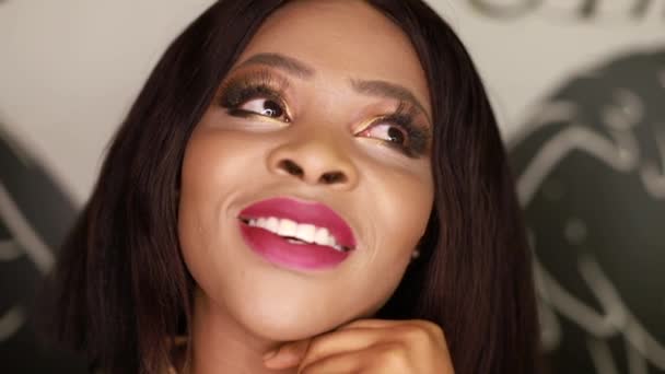 Beautiful African American girl doing face makeup — Vídeos de Stock
