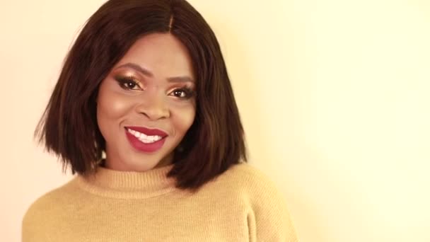 Όμορφη Αφρο-Αμερικανίδα κάνει μακιγιάζ προσώπου — Αρχείο Βίντεο