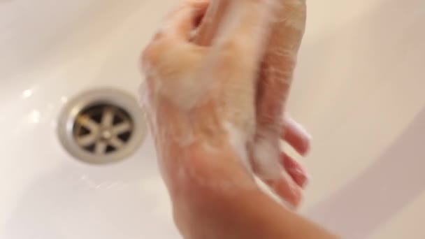 Frau wäscht sich im Badezimmer die Hände mit Wasser, Seife und Schaum. — Stockvideo