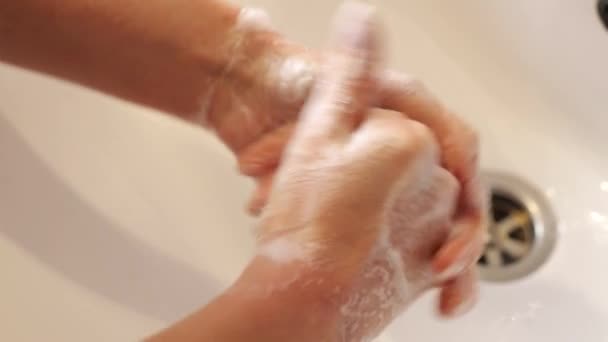 Woman washes her hands in the bathroom with water, soap and foam. — Vídeo de Stock