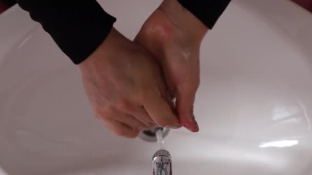 L'homme se lave les mains avec du savon. Concept de santé — Video