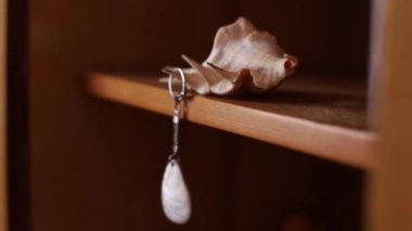 Anahtar askısı, ev anahtarlarını anahtarlığa takan adam.