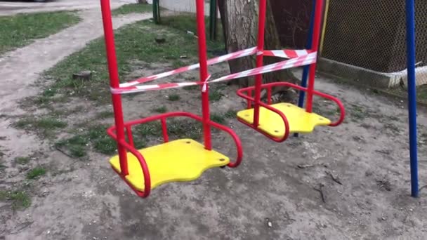 Детские площадки запрещены во время карантина, пандемии — стоковое видео