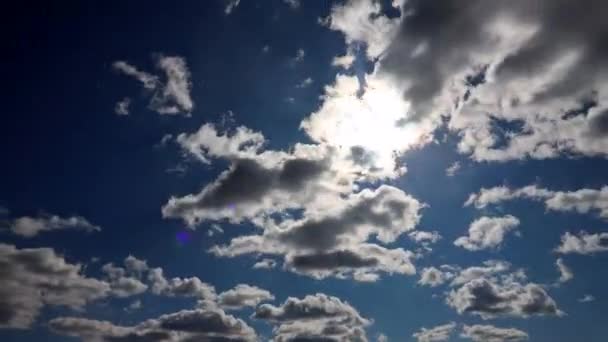 Fluffy gray clouds time lapse sky. slow motion clouds, timelapse character frames — Vídeo de Stock