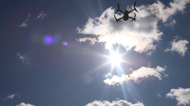 De drone manoeuvres in de blauwe lucht. Vliegen en filmen met drone camera — Stockvideo