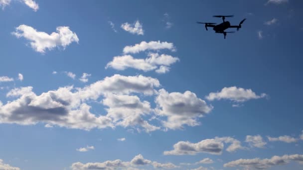 The drone maneuvers in the blue sky. Flying and filming with drone camera — Wideo stockowe