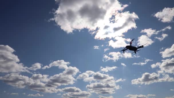 De drone manoeuvres in de blauwe lucht. Vliegen en filmen met drone camera — Stockvideo