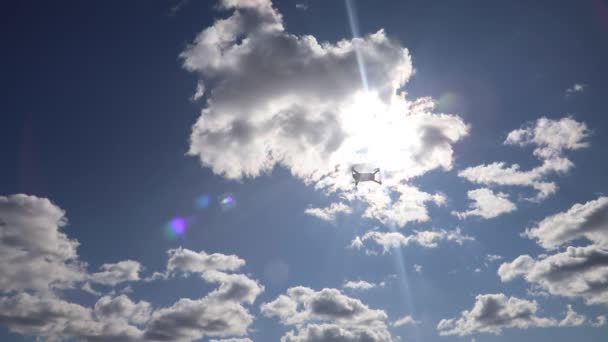 Το τηλεκατευθυνόμενο ελίσσεται στον γαλάζιο ουρανό. Πετώντας και κινηματογραφώντας με κάμερα drone — Αρχείο Βίντεο