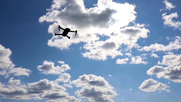 The drone maneuvers in the blue sky. Flying and filming with drone camera — Wideo stockowe