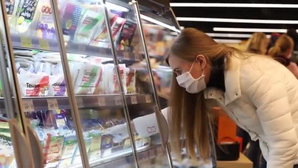 Young woman chooses produce at supermarket — Vídeos de Stock