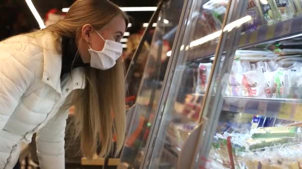 Young woman chooses produce at supermarket — Vídeos de Stock