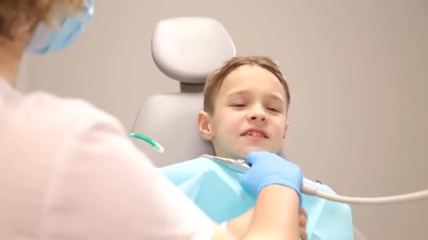 Il bambino è dal dentista, il dentista esamina i denti del bambino. Trattamento dentale indolore, carie nei bambini — Video Stock