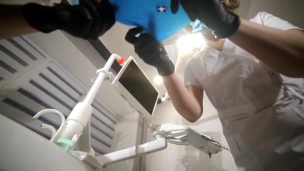 My husband treats his teeth, a visit to a dental clinic, a professional dentist — Vídeo de Stock