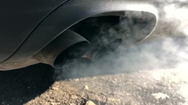 A diesel car pollutes the air with smoke from the exhaust — Vídeo de stock