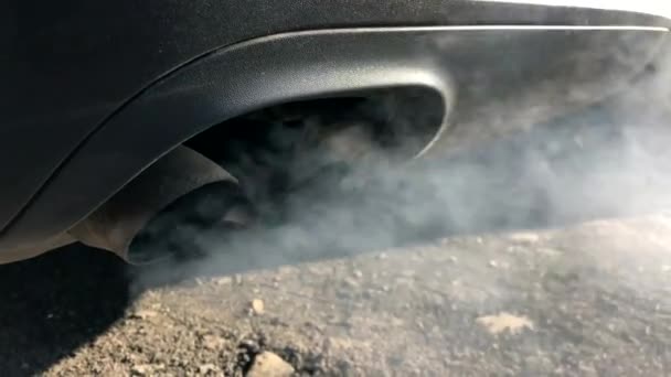 A diesel car pollutes the air with smoke from the exhaust — Video Stock