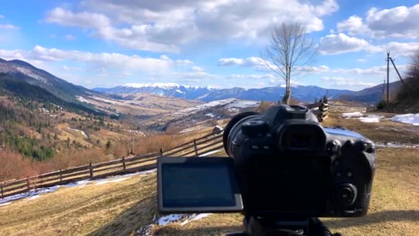 The camera takes a view of the mountains timelapse over the forest on a tripod. — Stockvideo