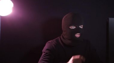 Çok tehlikeli bir hacker. Maskeli bir adam kameraya konuşuyor..
