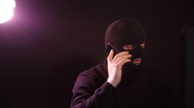 Çok tehlikeli bir hacker. Maskeli bir adam kameraya konuşuyor..