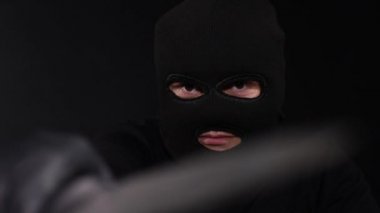 Çok tehlikeli bir hacker. Maskeli bir adam kameraya konuşuyor..