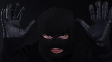 Çok tehlikeli bir hacker. Maskeli bir adam kameraya konuşuyor..