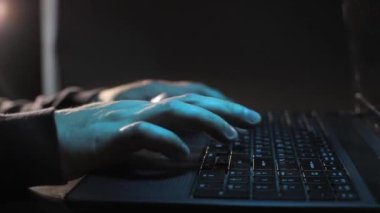 Hacker gece bilgisayarda çalışır, kişi-programcı kodu yazar.