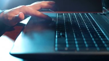 Hacker gece bilgisayarda çalışır, kişi-programcı kodu yazar.