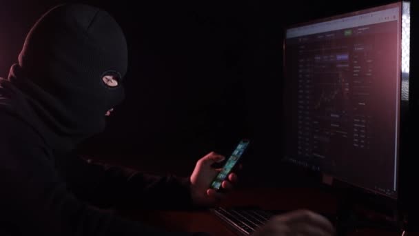 Un hacker altamente pericoloso. Un uomo con un volto mascherato parla nella telecamera . — Video Stock