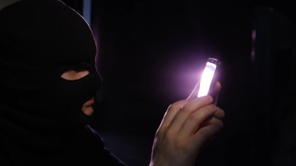 Un hacker altamente pericoloso. Un uomo con un volto mascherato parla nella telecamera . — Video Stock