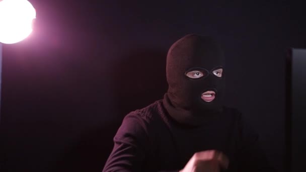Highly dangerous hacker. A man with a masked face speaks into the camera. — Stock Video