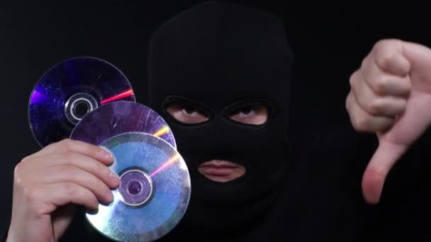 Bardzo niebezpieczny haker. Mężczyzna z zamaskowaną twarzą przemawia do kamery.. — Wideo stockowe