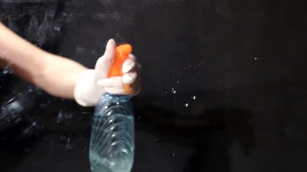 Primer plano de la ventana de lavado con botella de spray y paño blanco para limpiar el vidrio . — Vídeos de Stock