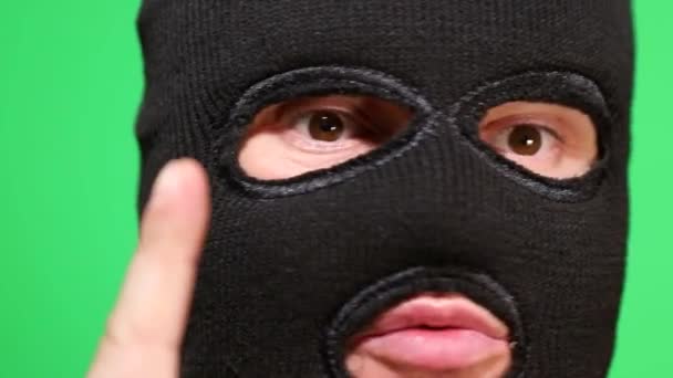 恐怖泥棒や強盗でマスクカメラを見て. — ストック動画